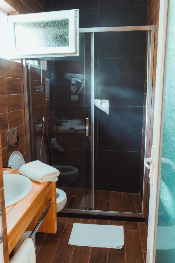 Guesthouse Lord Byron Tepelene Екстер'єр фото